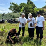 Penanaman bibit pohon tabebuya di JLS Serang–Tambakrejo Blitar