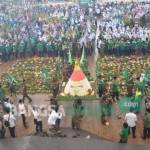 Tumpeng raksasa di tengah 1.926 tumpeng diusung Banser NU di GOR Mageti saat peringatan Harlah NU ke-93. foto: BANGSAONLINE