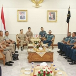 Panglima Komando Armada (Pangkoarmada) II saat menerima kunjungan kerja Kepala Staf Angkatan Laut (Kasal) Korea Selatan, di Ruang VIP Laksamana Nala Mako Koarmada II Ujung, Surabaya, Selasa (3/7/2018). 