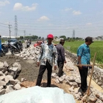 Para petani Desa Sugihwaras, Kecamatan Jenu, keluhkan pembangunan Drainase.