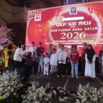 Direktur Yayasan Siantar Top Peduli, Rina Wijaya saat memberikan santunan kepada anak yatim di MPP Sidoarjo