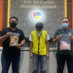 Tersangka dan sejumlah barang bukti yang diamankan Satresnarkoba Polrestabes Surabaya.