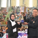 Wali Kota Kediri Vinanda Prameswati saat menyerahkan piala kejuaraan kepada Panitia Indonesia Challenge Taekwondo Championship Piala Kemenpora RI, Joko Arianto. Foto: Ist. 