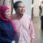 Dr. Rizal Ramli, Ekonom Senior ditemani Gubernur Jatim, Khofifah Indar Parawansa saat menghadiri pameran lukisan di Surabaya, beberapa waktu lalu. foto: DIDI ROSADI/ BANGSAONLINE