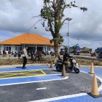 Petugas Satlantas Polres Gresik saat menguji pembuat SIM cara berkendara yang benar  di Satpas Percobaan Pulau Bawean. Foto: Ist.