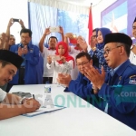 Sumrambah (baju putih) saat menyerahkan berkas formulir pendaftaran bacabup-bacawabup di kantor Partai Demokrat Jombang, Rabu (23/8/2017). foto: ROMZA/BANGSAONLINE
