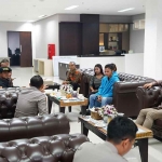 Wawali Batu, Heli Suyanto saat mendengarkan dari sejumlah karyawan di Ruang Kerja Wakil Wali Kota Batu, Balai Kota Among Tani. (Ist)