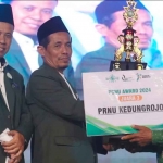 Ketua PCNU Tuban saat memberikan penghargaan kepada Pimpinan Ranting NU Kedungrojo.