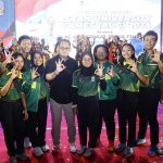 Pj. Gubernur Jawa Timur Adhy Karyono foto bersama sejumlah atlet kontingen Indonesia dalam AUG 2024.