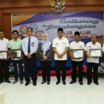 Kepala KPP Pratama Priyo Hernowo (berdasi) bersama Bupati Bangkalan Abdul Latif Imron serta para penerima pengharaan di antaranya KPU, BPBD, dan Kadis Kominfo Bangkalan Bambang Setyawan.

