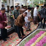 Menhan saat melakukan tabur bunga di kompleks makam Tebuireng.
