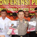 Kapolres Ponorogo AKBP Arief Fitrianto saat menggelar rilis pers terkait kasus pil double L.