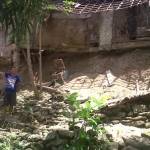 ROBOH. Empat rumah di Desa Babad Kecamatan Kedungadem Bojonegoro terancam roboh karena tanah yang longsor.foto : eky/bangsaonline

