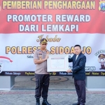 Kapolresta Sidoarjo Kombes Pol. Zain Dwi Nugroho menerima penghargaan dari Direktur Lemkapi Edi Saputra Hasibuan, Rabu (25/9/2019).