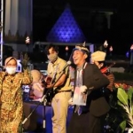 Wali Kota Surabaya Tri Rismaharini saat membuka Parade Seni Budaya Surabaya yang digelar di area Tugu Pahlawan Surabaya, Sabtu (19/9/2020) malam. foto: ist/ bangsaonline.com