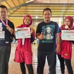 Atlet Wushu Tuban menunjukkan medali yang diraih dari Kejuaraan Piala Dinas Pendidikan dan Kebudayaan Kabupaten Jombang 2020.