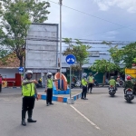 Pelaksanaan rekayasa lalu lintas jelang Operasi Ketupat Semeru 2022 di Kabupaten Pamekasan.