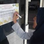 KUOTA TERCUKUPI: Petugas mencoret daftar tiket tujuan mudik yang telah habis, di Loket Mudik Gratis Kantor Dishub Sidoarjo, Senin (20/6). foto: MUSTAIN/ BANGSAONLINE