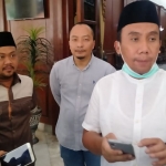 Sekretaris Satgas COVID-19 Gresik Saifudin Ghozali, Fandi Akhmad Yani, dan Asluchul Alif  saat memberikan keterangan pers. foto: SYUHUD/ BANGSAONLINE