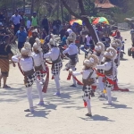 Kesenian Kethek Ogleng yang digelar di Pantai Klayar Pacitan.