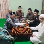Kepala KUA saat memberikan pelayanan pernikahan meski diberlakukan WFA.
