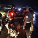 Petugas Satlantas Polres Bangkalan mengangkut motor bodong hasil razia di Kecamatan Blega.