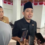 Bupati Jember, Muhammad Fawait, saat memberi keterangan ke awak media.