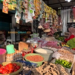 Beberapa harga sembako di Jatim hari ini naik. Foto: Sulthon/Bangsaonline.