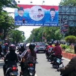 Billboard dukungan Partai Demokrat ke Khofifah-Emil terpasang di sejumlah ruas jalan di Jatim. foto: ist