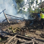 RATA DENGAN TANAH: Kondisi rumah Samiyem (55) warga Desa Gempol, Kecamatan Karangjati, Ngawi usai dilalap si jago merah.
