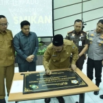 Bupati Gresik Fandi Akhmad Yani didampingi Wabup Asluchul Alif dan Ketua DPRD Syahrul Munir menandatangani prasasti gedung Rawat Jalan dan Diagnostik Terpadu RSUD Ibnu Sina yang disaksikan pejabat Forkopimda. Foto: Ist.