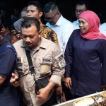 Gubernur Jawa Timur, Khofifah Indar Parawansa saat blusukan di pasar Larangan, Sidoarjo. foto: DIDI ROSADI/ BANGSAONLINE