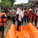 Bupati Ikfina meninjau tiga desa di Dawarblandong akibat luapan Kali Lamong dengan menggunakan perahu. 