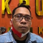 Anwar Ansori, Komisioner Divisi Teknis Penyelenggaraan KPU Kabupaten Kediri, saat memberi keterangan kepada wartawan soal hasil pemeriksaan kesehatan Dhito-Dewi, Kamis (17/9) malam. (foto: ist.)