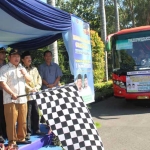 BERANGKAT: Bupati H Saiful Ilah melepas rombongan bus mudik gratis, Jumat (23/6). foto: mustain/ bangsaonline