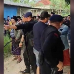 Potongan video yang memperlihatkan seorang warga dengan senjata tajam menjelang pemilihan kepala desa di Bangkalana.