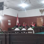 Tiga terdakwa kasus penyeludupan baby lobster menjalani sidang di Pengadilan Ngegeri (PN) Sidoarjo.