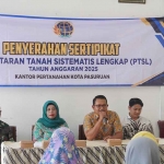 Penyerahan sertifikat elektronik hasil program PTSL Kantah Kota Pasuruan ke warga di Kelurahan Pohjentrek.