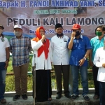 Gus Yani dan Bu Min (Niat) bersama para pendukung saat penandatangan pakta integritas penanganan banjir Kali Lamong. foto: ist.