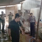 Kapolres bersama Dandim dan Kajari saat meninjau lokasi penggerebekan. foto: GUNAWAN/ BANGSAONLINE