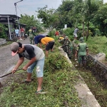 Forkopimka saat kerja bakti bersama warga di Dusun Balongpapar, Desa Tambak Rejo, Kecamatan Krembung, Sidoarjo. Foto: Ist.