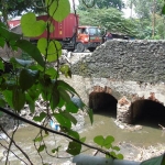 Kondisi Jembatan di Dusun Karangbangkal, Desa karangrejo, Gempol, Kabupaten Pasuruan yang disebut-sebut sebagai pemicu banjir. 