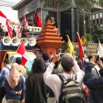 Puluhan mahasiswa yang tergabung dalam Aliansi Mahasiswa Surabaya (AMS) saat menggelar demo di depan kantor DPRD Jatim. foto: DIDI ROSADI/ BANGSAONLINE