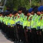 Aparat kepolisian berdoa terlebih dahulu, sebelum meluncur ke TPS-TPS. foto:aries sugoarto/BANGSAONLINE