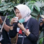 Wali Kota Batu Dewanti Rumpoko saat mencicipi kopi ceret ireng.