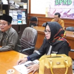 Ketua DPRD Abdul Hamid didampingi Wakil Ketua Nur Saidah saat menjelaskan kondisi pendapatan Pemkab Gresik. foto: SYUHUD/ BANGSAONLINE