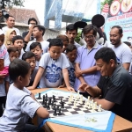 Wali Kota Kediri Abdullah Abu Bakar ajak anak bermain catur.