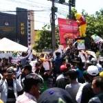 Massa Nisa-Syah saat demo di Kantor KPU Mojokerto. foto: detik