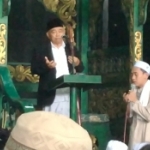 Prof. Dr. KH. Asep Saifuddin Chalim, M.A. saat khutbah di Masjid Agung Baiturrahman bayuwangi, Jumat (2/4/2021). foto: mma/ bangsaonline.com