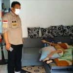 Ketua Komisi IV DPRD Kabupaten Malang Saiful Efendi (dua dari kiri) saat melihat langsung kondisi Azkara Atika. 